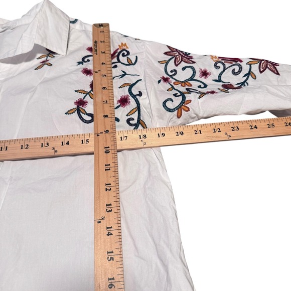 Beachlunchlounge Shirt Womens Medium White Embroidered Floral Button Up Boho Top - Picture 7 of 8